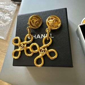 SOLD 💔Vintage 24k gold plated Chanel clip on earrings